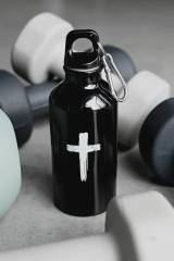Sportflaska i svart: Cross, en produkt från Nya Musik som utvecklar och engagerar människor i alla åldrar.