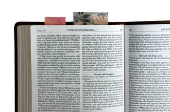 Slimlinebibeln: Bibel 2026 svart – med apokryferna och parallellhänvisningar, en produkt från Nya Musik som utvecklar och engagerar människor i alla åldrar.