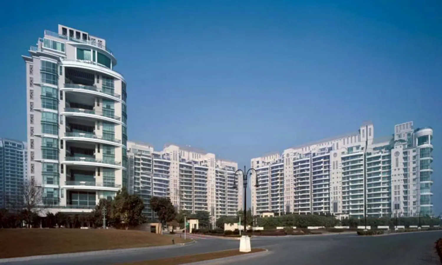 DLF The Aralias Sector 42 - Elevation 3