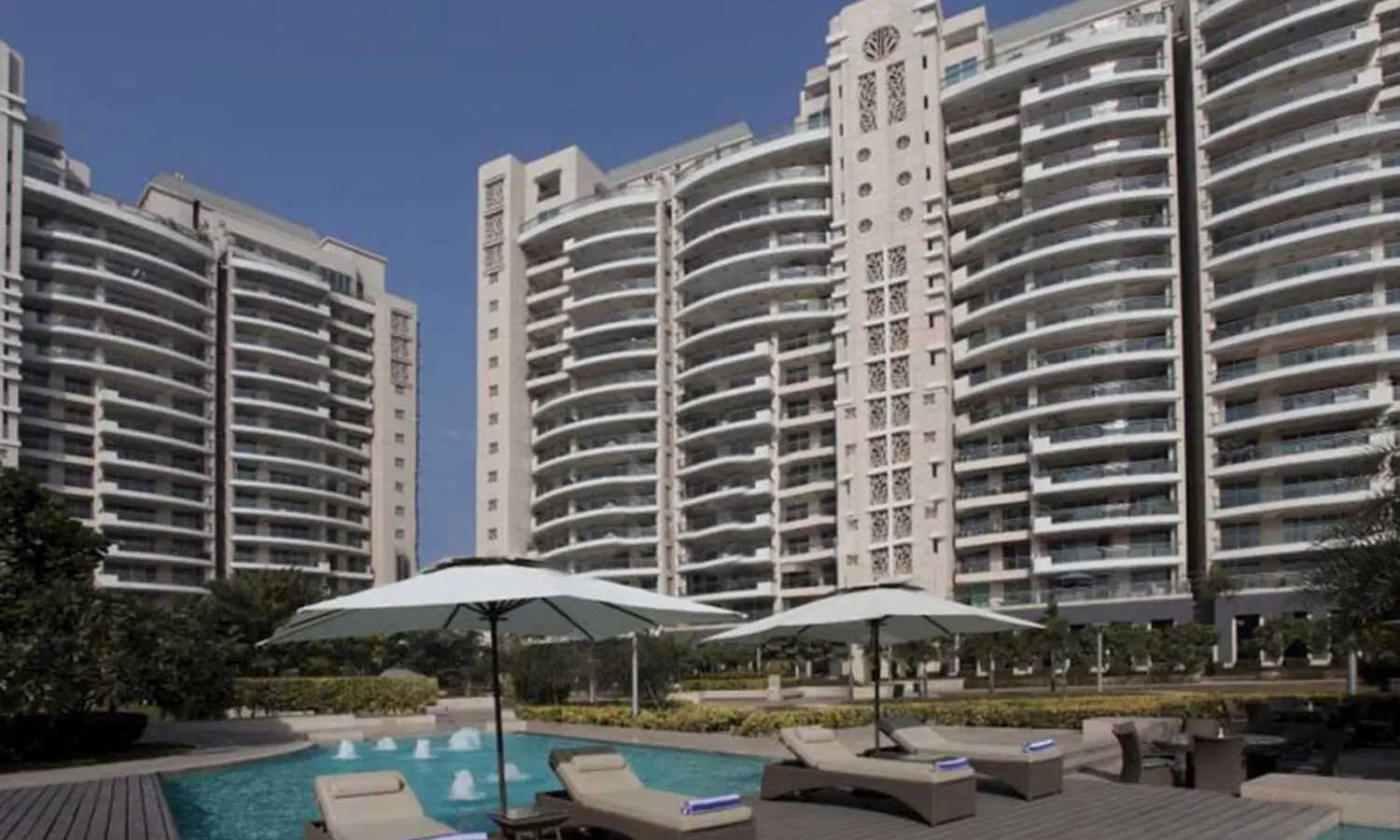 DLF The Aralias Sector 42 - Elevation 4