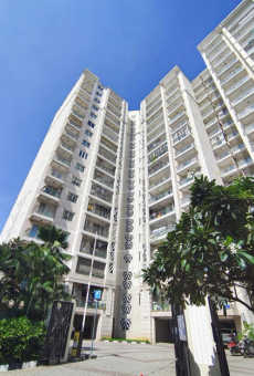 DLF Commanders Court