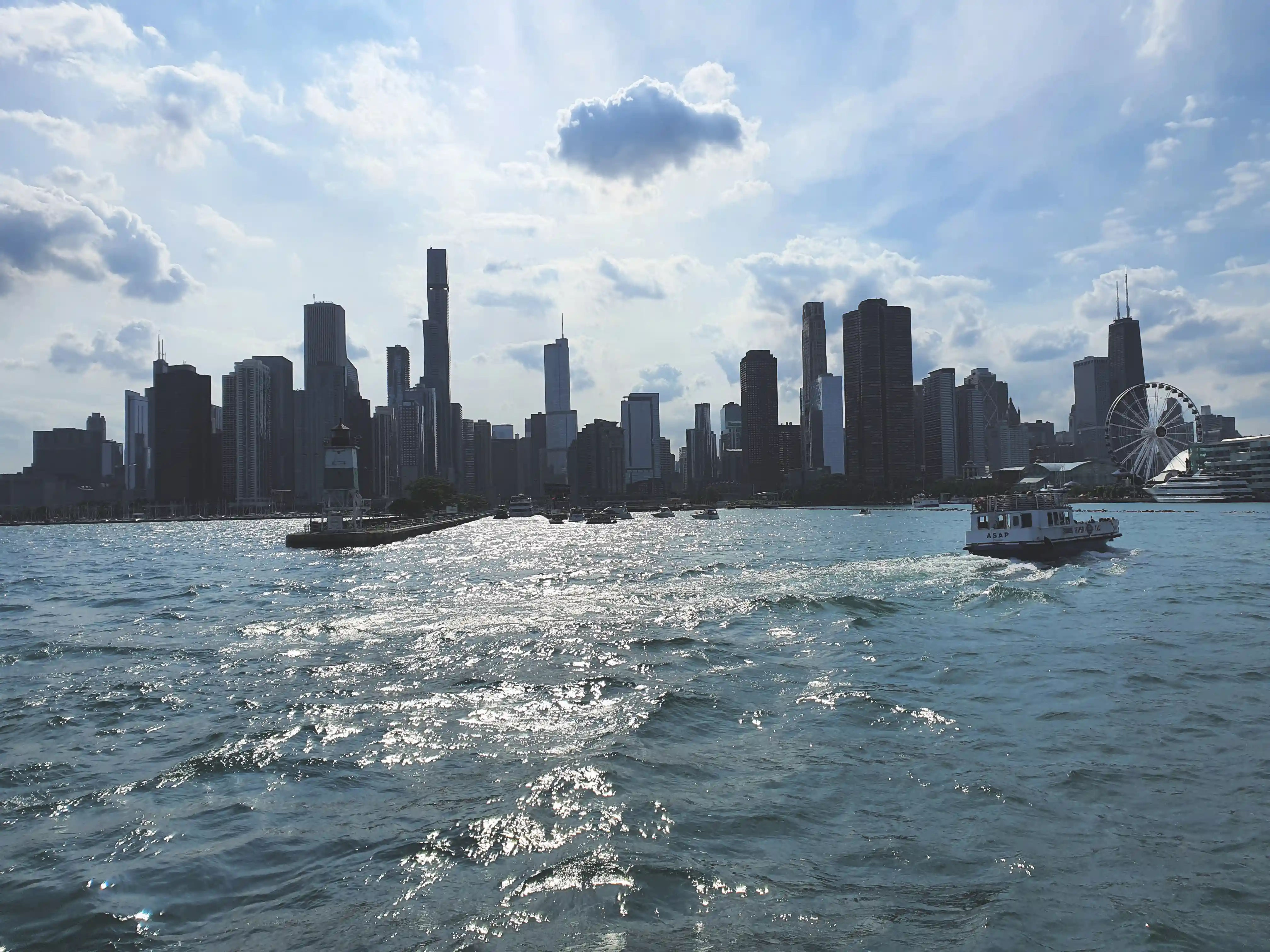 Widok na jezioro Michigan i miejską plażę z wieżowca 875 North Michigan Avenue
