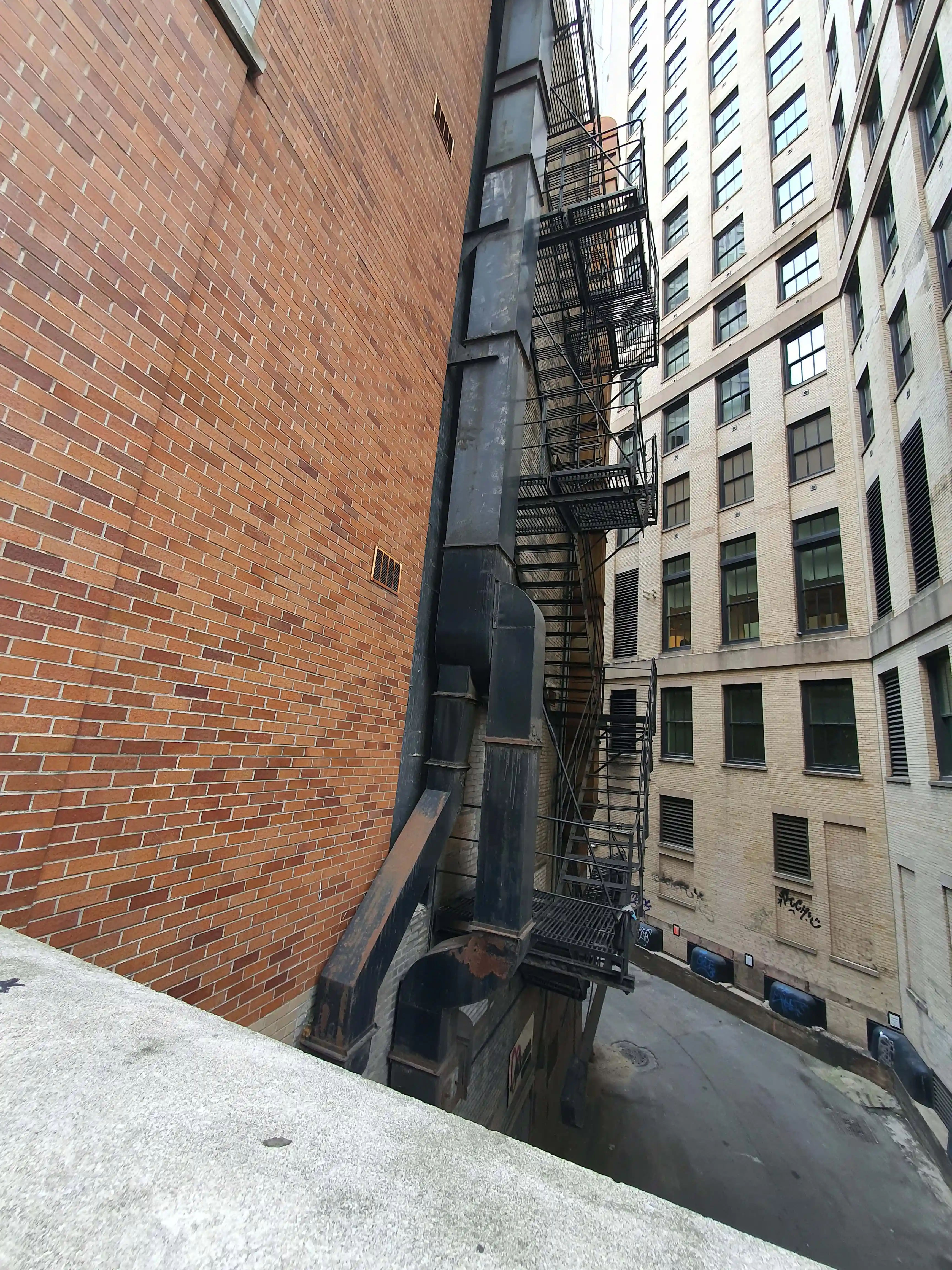 Panorama Chicago o zmierzchu z rozświetlonymi oknami biurowców