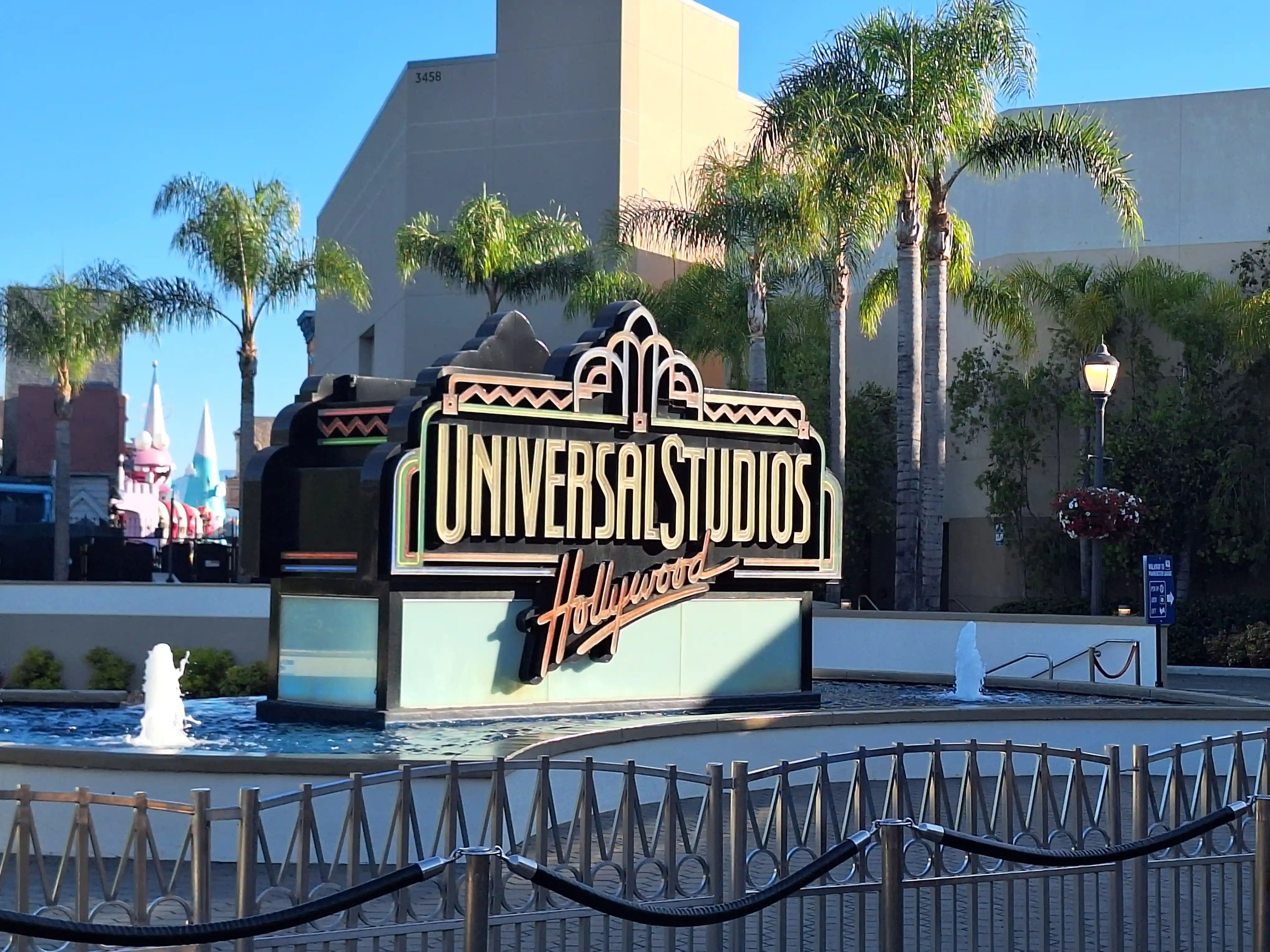 Słynny obrotowy globus Universal Studios przed wejściem do parku rozrywki w Hollywood