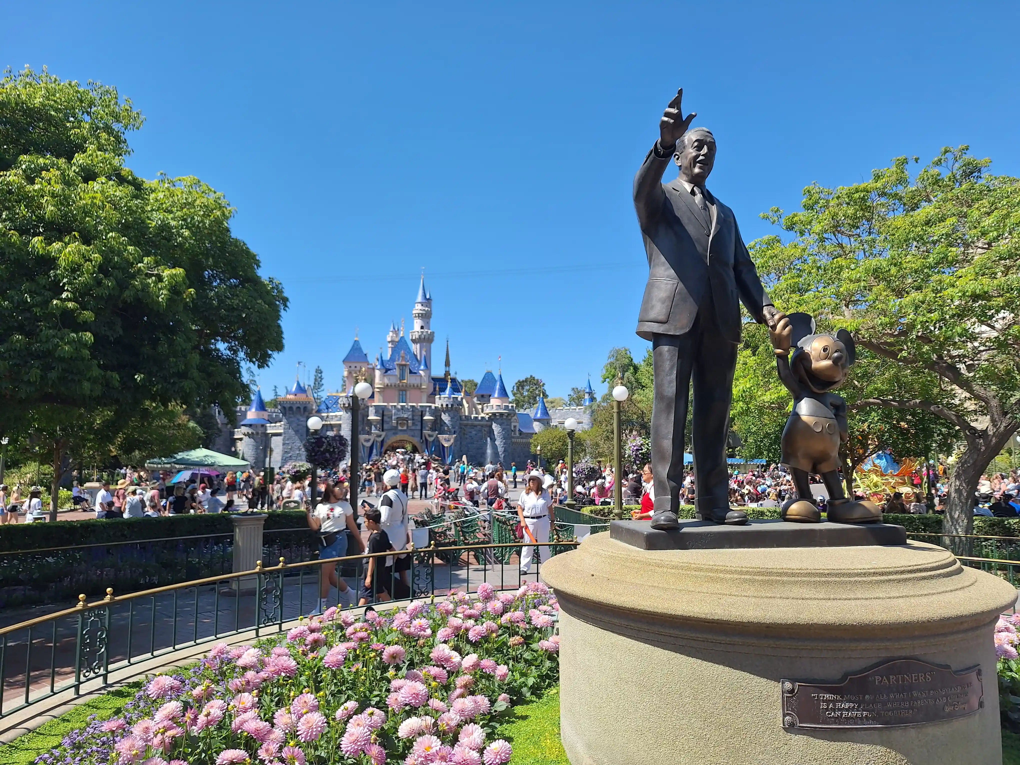 Iluminacja zamku i pokazy świateł w kalifornijskim Disneylandzie