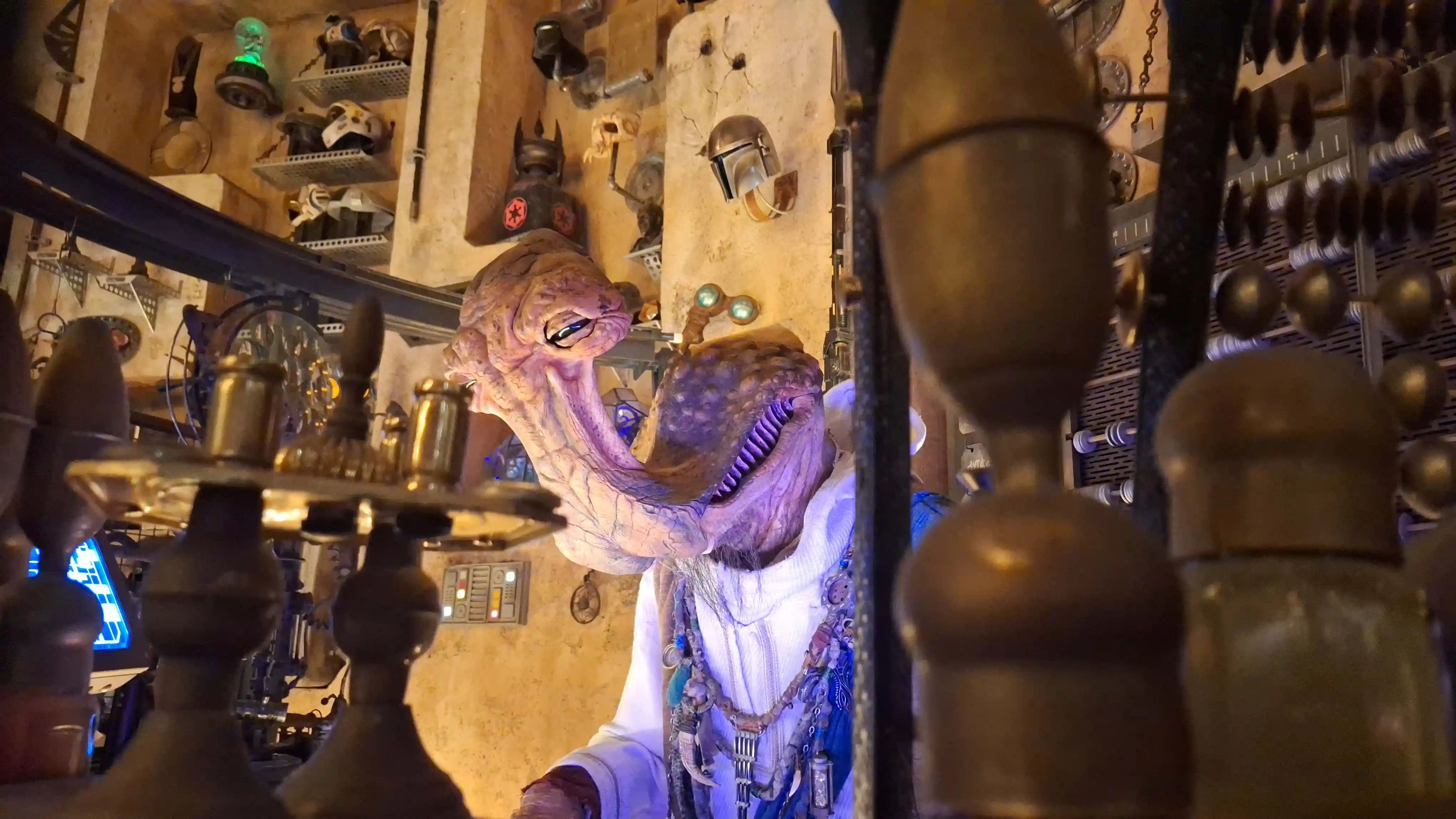 Pełnowymiarowy model Sokoła Millennium w strefie Star Wars Galaxy's Edge w Disneylandzie
