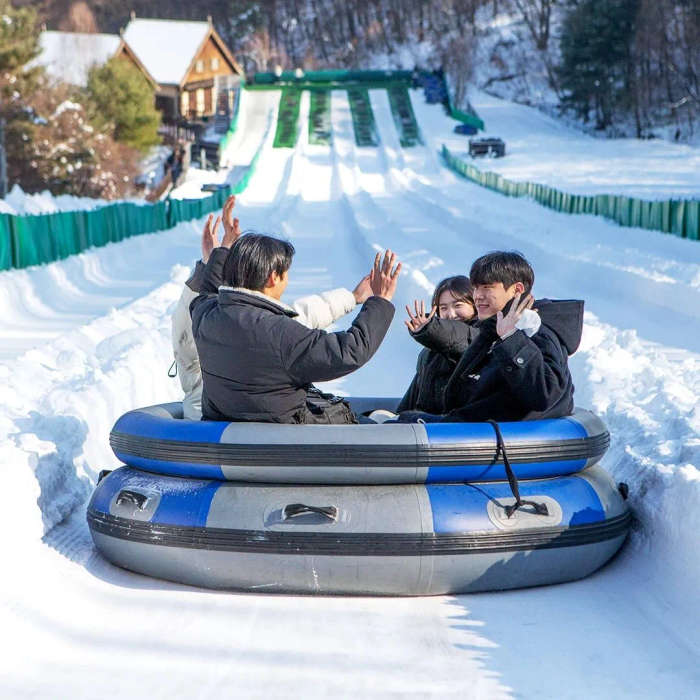 People sledding at Everland's Snow Buster.