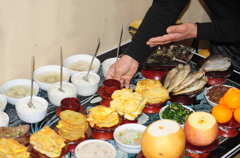 The tradition of treating ancestors to a meal during the Lunar New Year (Seollal) celebrations