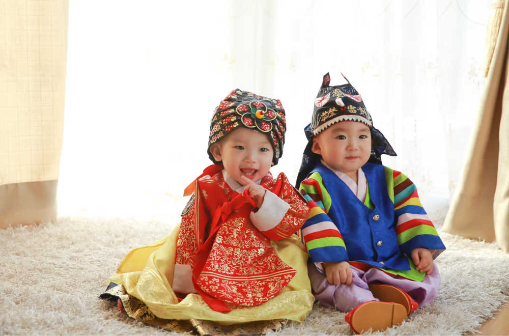 Korean children dressed in hanbok, the Korean traditional costume.