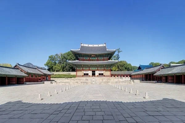 Injeongjeon, where the king held formal ceremonies.