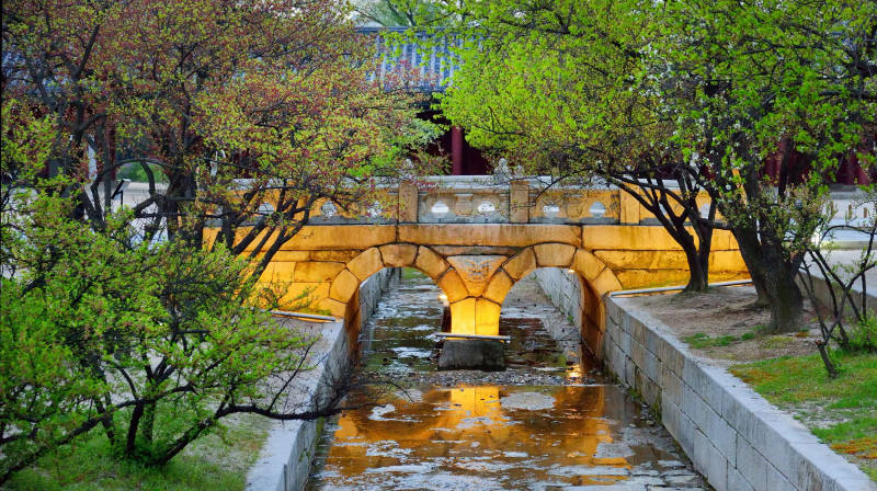 The bridge made of stones in Changgyeonggung Palace is called Okcheongyo Bridge.