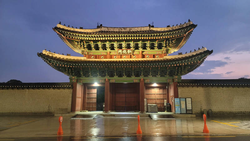 Honghwamun, the main gate of Changgyeonggung Palace