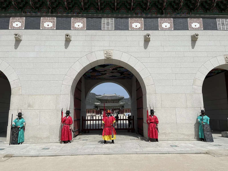 Guards protecting Gyeongbokgung Palace at Gwanghwamun Gate.