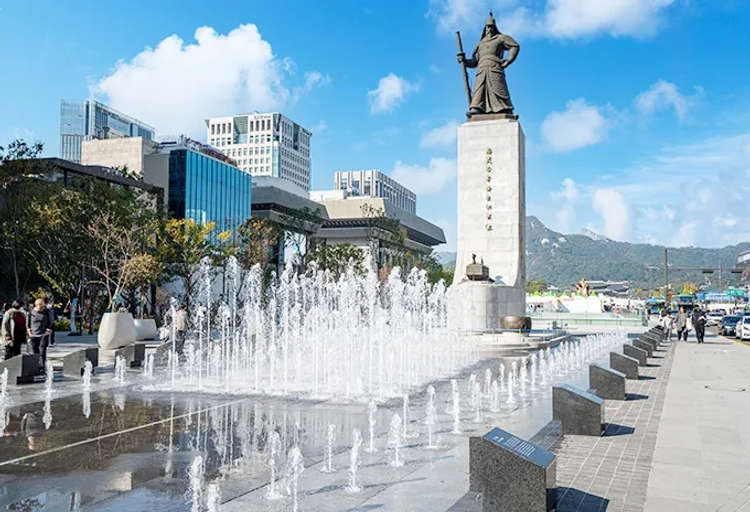 The Statue of Admiral Yi Sun-sin
at Gwanghwamun Square