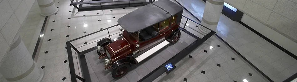 Aerial shot of the cars that Emperor Sunjong and the Empress used at the National Palace Museum