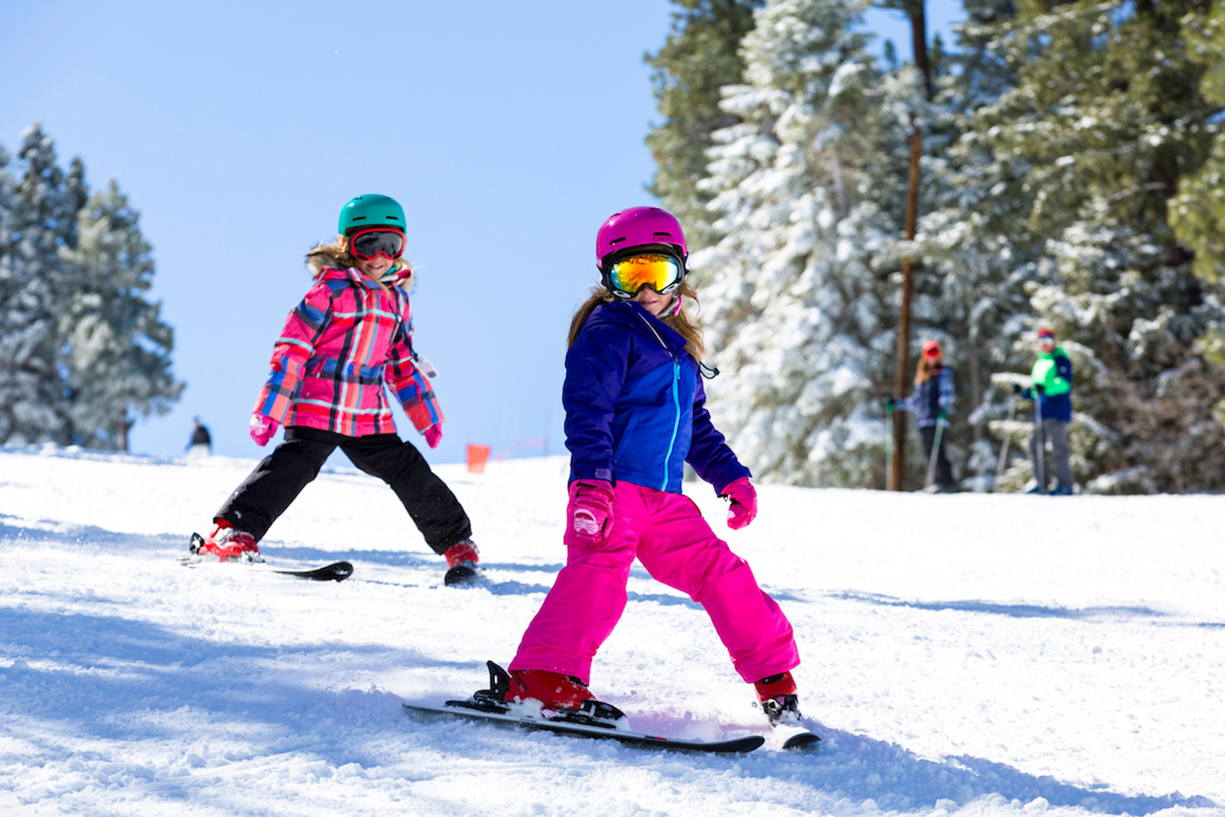 Illustration of a skier wearing a helmet
