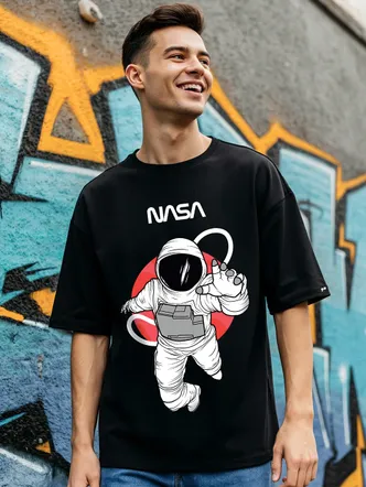 Bewakoof Official Nasa Merchandise Men's Black NASA Astronaut Graphic Printed Oversized T-shirt