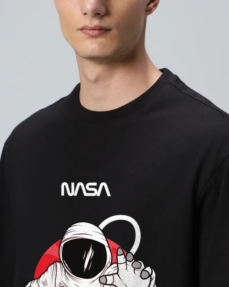 Bewakoof Official Nasa Merchandise Men's Black NASA Astronaut Graphic Printed Oversized T-shirt