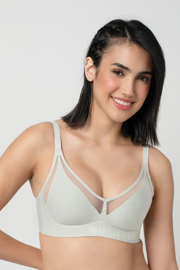 Taylor | Non padded bra with front detail and nipple cover