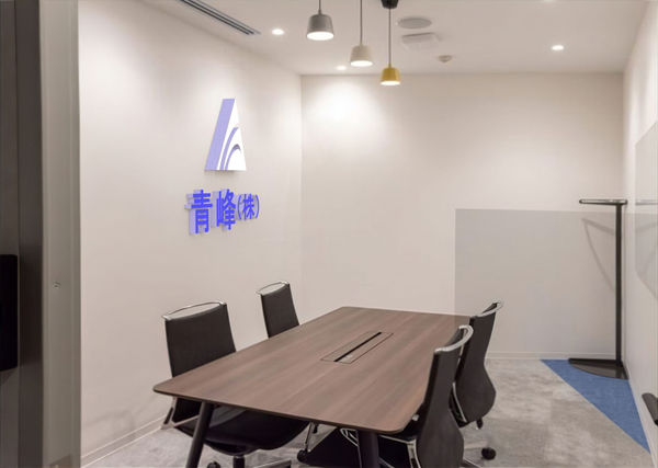 壁のロゴは、厚いXPSスチレン製で、表面は白いアクリルです。会社のロゴをオフィスの壁に飾るのに豪華に見えます。