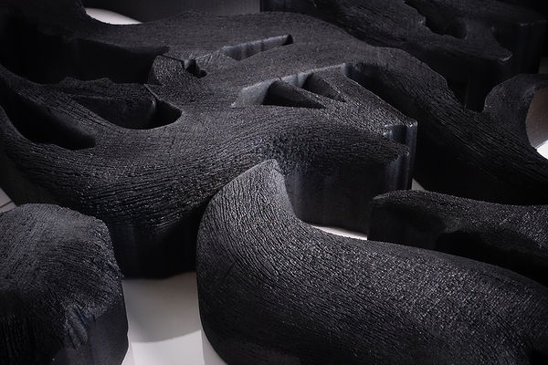 スチレンブロックを手彫りで制作し、木炭で作られたように見せています。サイズは70cm。書道の展示イベントで使用されました。