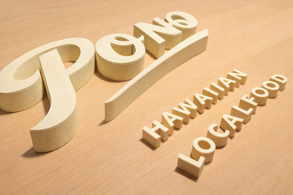 「Pono」ロゴはXPS発泡スチロール製で、前面にアクリル板を使用し、小さい文字部分は3Dプリントで製作しています。