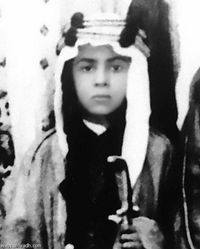 الملك عبدالعزيز آل سعود ويظهر في اقصي الصوره من اليسار الامير محمد بن عبدالعزيز Rare Pictures My Images Royal Family