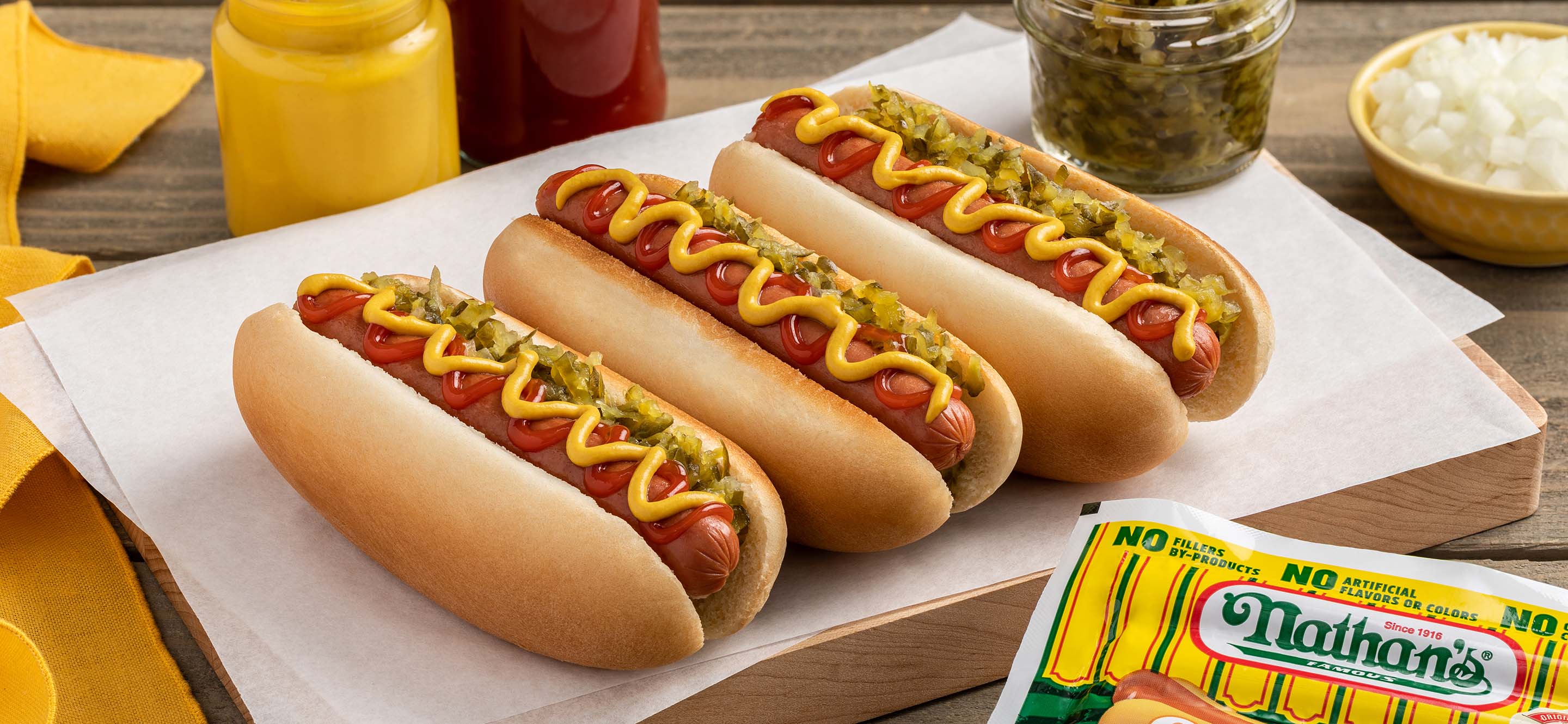 https://ik.imagekit.io/smithfield/nathans-famous/7a9cec6a-38b8-00ad-2f1c-269f0461d7dc/efab6475-91ba-4d8c-b294-2016cf04cc5d/classic-dog.jpg