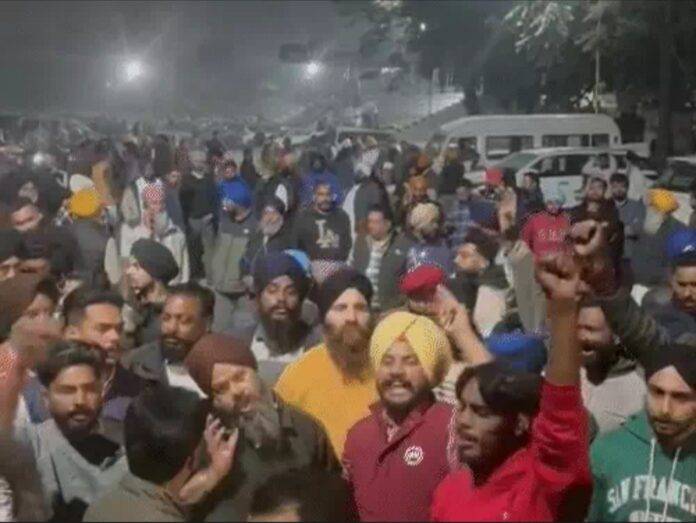 AKALI-WORKER-PROTEST-AGAINST-AAP-GOVT.