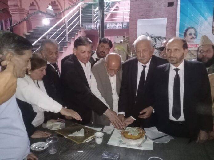 CAKE-CUT-ON-THE-OCCASION-OF-SHRI-GURPURB-AT-PAK-HIGH-COURT-BAR-ASSOCIATION