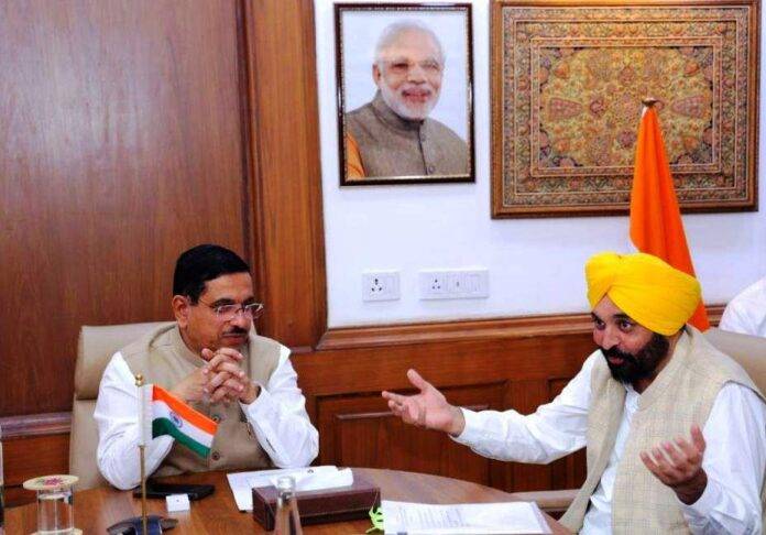 CM MANN MEETING WITH CENTRAL MINISTER PARLAD JOSHI AT NEW DELHI-SNE