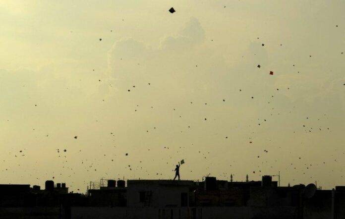 DEATH-CHILD-DURING-FLYING-KITE-CREDIT-BY-INTERNET-MEDIA