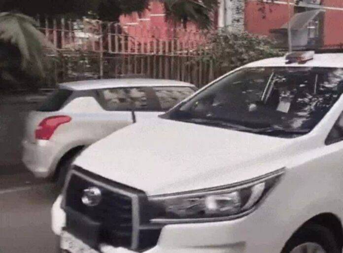 DGP-PUNJAB-CAR-IN-FRONT-OF-ECI-OFFICE