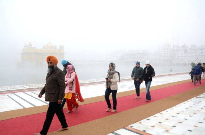 HEAVY-WINTER-IN-SPITE-OFF-DEVOTEES-PRAY-SHRI-HARMANDIR-SAHIB-CREDIT-BY-SNE-NEWS-IMAGE