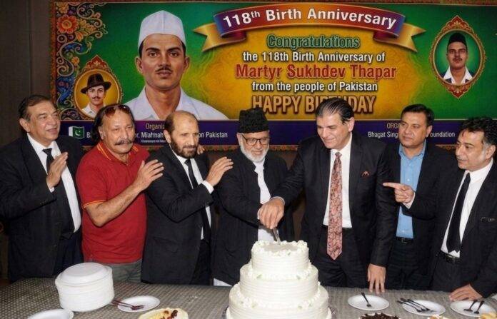 PATRIOT-THAPAR-BIRTHDAY-CELEBERATED-LAHORE-HIGH-COURT-ADVOCATE'S-BY-IMAGE-SNE-NEWS