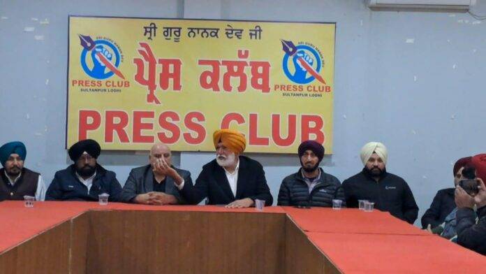 कैप्शन- श्री सज्जन सिंह चीमा सुल्तानपुर लोधी में बलकार सिंह चीमा मेमोरियल ऑल इंडिया बास्केटबॉल टूर्नामेंट के संबंध में मीडिया से बात करते हुए।