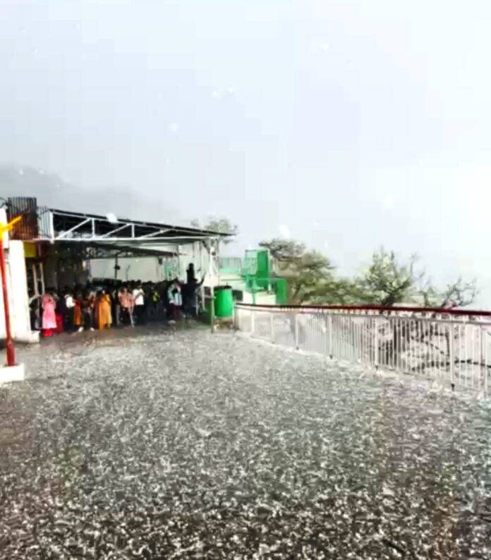 RAIN AT MAA VAISHNO DEVI IMAGE