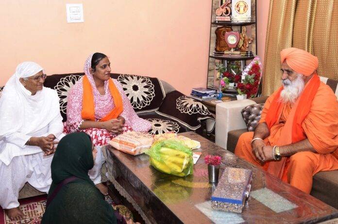 SANT SINCCHEAWAL WITH VICTIM FAMILY BY SNE NEWS IMAGE