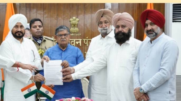 SUKHJINDER-RANDHAWA-CHANNI-AND-SENIOR-CONGRESS-LEADERS-MEETING-ATGOVERNER-OF-PUNJAB