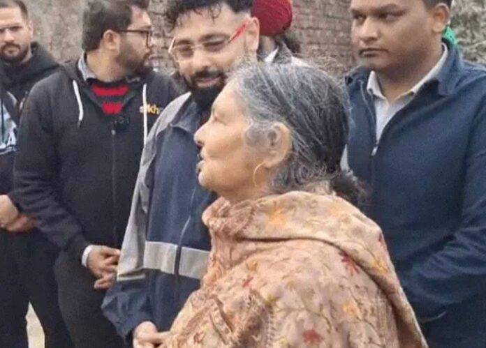 rapper-badshah-with-mother-at-ajnala