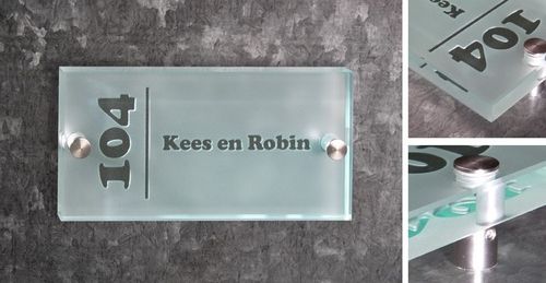 Naamborden van glas