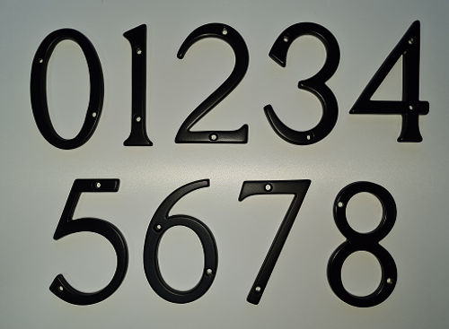 Teak hout naambord met zwarte stalen cijfers