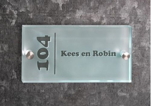 Naamborden van glas