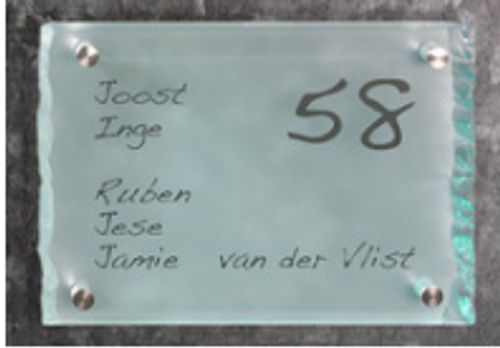 Gematteerde glazen naambord