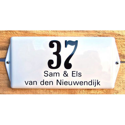 Geëmailleerd naamplaatjes met naam en huisnummer – Oor Model voor de Voordeur