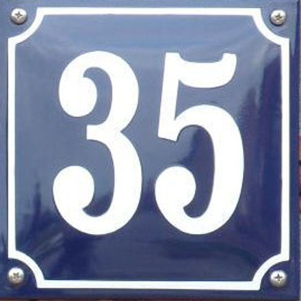 Huisnummer gebold met kader (blauw/wit)