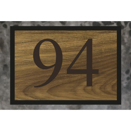 Moderne houten nummerbord | Teakhout | Zwarte achterplaat | Diverse cijfertypes |