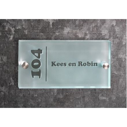 Naamplaten gematteerd of helder glas
