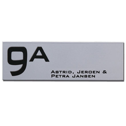 Modern huisnummer met eigen tekst Robina