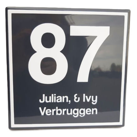 Emaille huisnummer met naam – Modern, duurzaam & handgemaakt